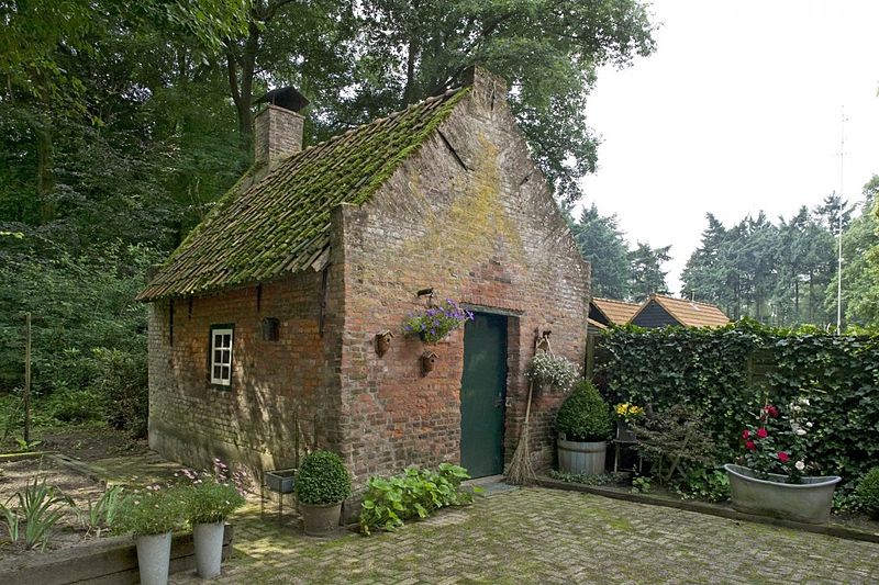 Tuinhuisje in Roovert (via Wikimedia Commons)